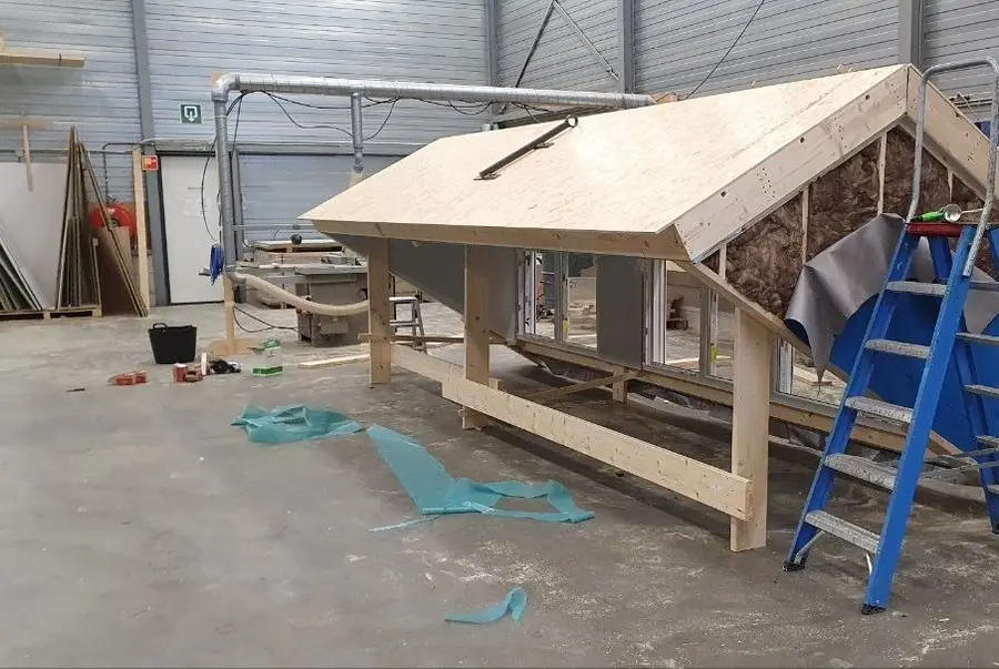 Houten dakopbouw in aanbouw met de isolatie nog open